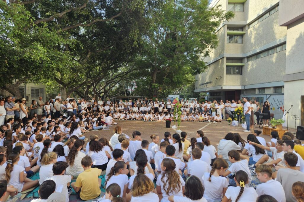 פתיחת שנת הלימודים בבית הספר היסודי לאה גולדברג בגבעתיים (צילום: דוברות עיריית גבעתיים) פתיחת שנת הלימודים בבית הספר היסודי לאה גולדברג בגבעתיים (צילום: דוברות עיריית גבעתיים)