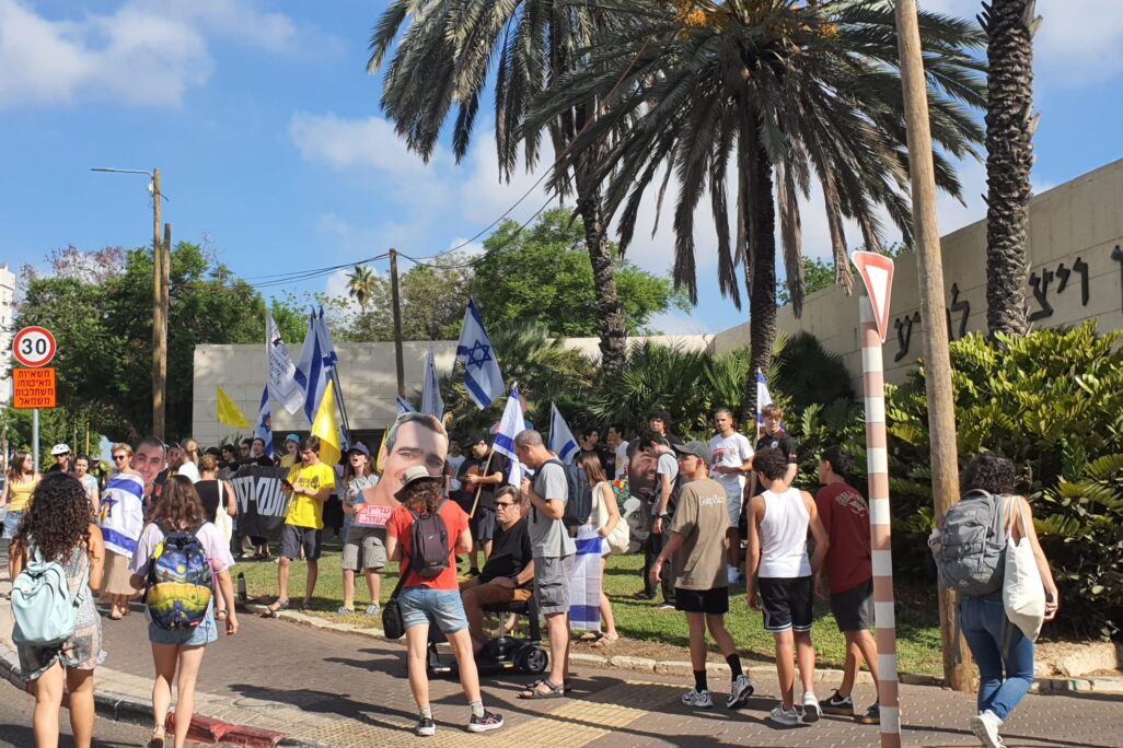 מחאת בני נוער להשבת החטופים בצומת מכון ויצמן ברחובות (צילום: אלבום פרטי) מחאת בני נוער להשבת החטופים בצומת מכון ויצמן ברחובות (צילום: אלבום פרטי)
