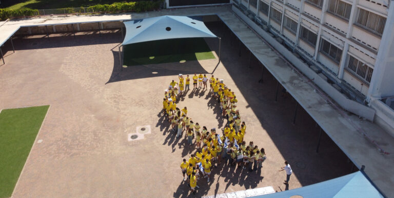 תלמידי תיכון אליאנס בתל אביב במיצג "מחזירים את החטופים, מפסיקים את הלחימה" (צילום: יהודה ברגשטיין Yehuda Bergstein)