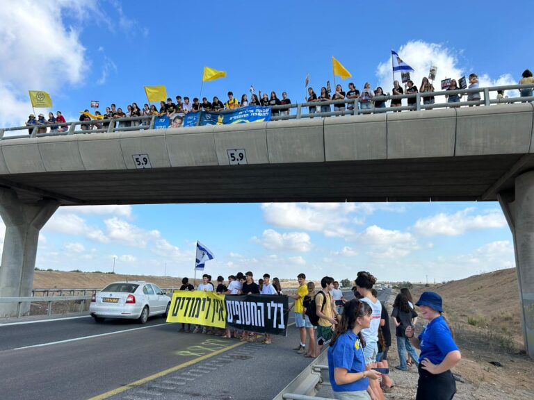 תלמידי תיכון צפית חוסמים נתיב בכביש 6 (צילום: תמר הופמן לוי)