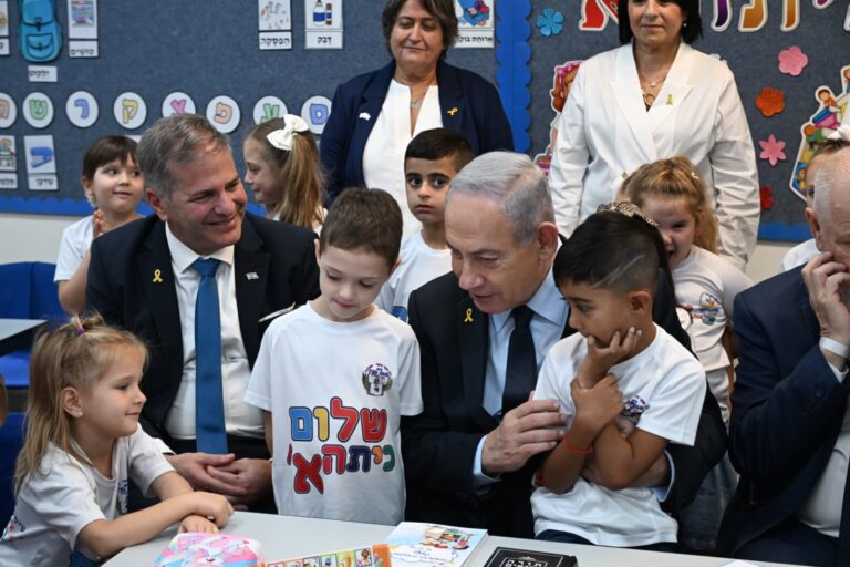 ראש הממשלה בנימין נתניהו ושר החינוך יואב קיש עם תלמידים בבית הספר בגין בנוף הגליל (צילום: חיים צח/לע״מ)