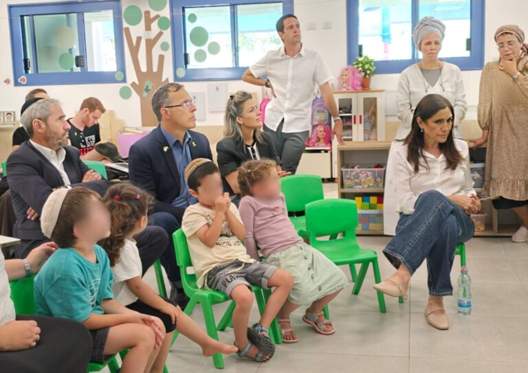 חברי הכנסת יוסף טייב (ש"ס), יסמין פרידמן (יש עתיד), משה טור פז (יש עתיד) ואתי עטיה (הליכוד) מבקרים בגן ילדים בכרם שלום (צילום: ללא קרדיט)