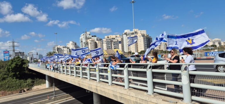 "כולם כל כך רצו שתחזור". מאות אנשים מלווים את מסע הלוויה של עידן שתיוי ז"ל, סמוך לגשר מכבית (צילום: מירה לביא)
