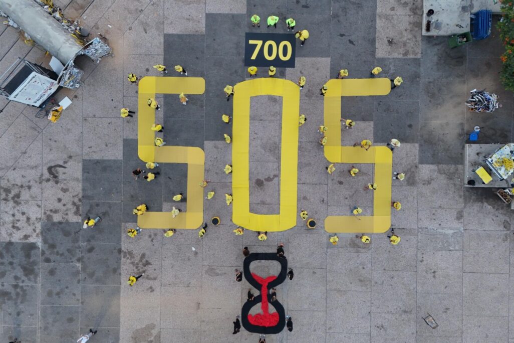 מיצג להצלת 48 החטופים תחת הכותרת S.O.S, שהתקיים בכיכר החטופים בבוקר היום ה-700 למלחמה (צילום: רעי אש)