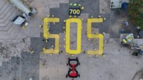 מיצג להצלת 48 החטופים תחת הכותרת S.O.S, שהתקיים בכיכר החטופים בבוקר היום ה-700 למלחמה (צילום: רעי אש)