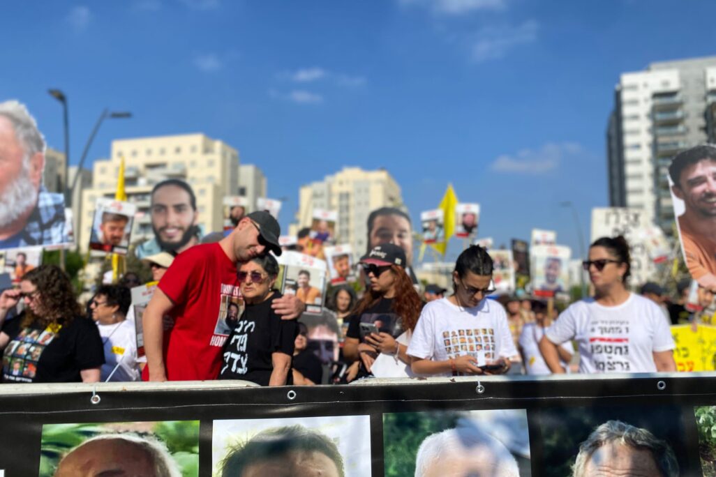 הצהרת קיבוץ ניר עוז לציון 700 ימים לשבי החטופים. יאיר הורן, ארבל יהוד, אילנה גריצ’ווסקי, סילביה קוניו ונילי מרגלית (צילום: יהל פרג')