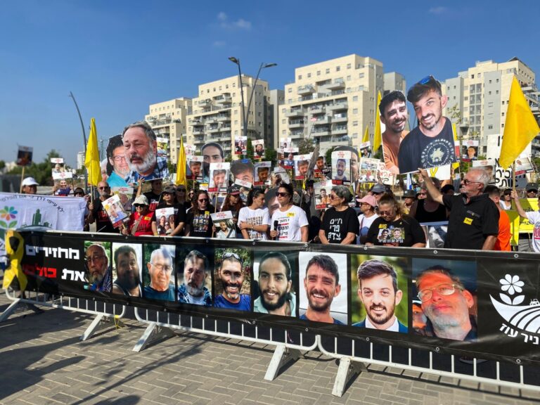 הצהרת קיבוץ ניר עוז בקריאה להשבת החטופים ביום ה-700 למלחמה ׁ(צילום: יהל פרג')