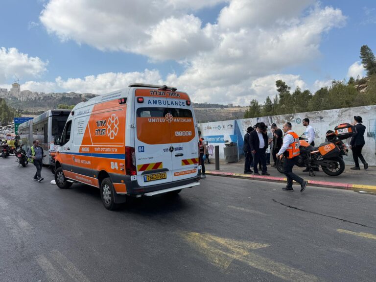 זירת הפיגוע בצומת רמות בירושלים (צילום: דוברות איחוד הצלה)