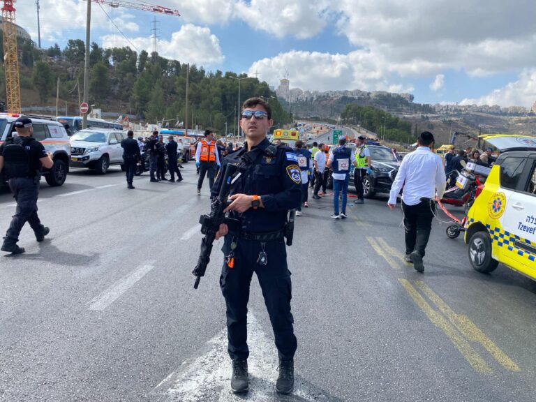 זירת הפיגוע בירושלים (צילום: דוברות המשטרה)