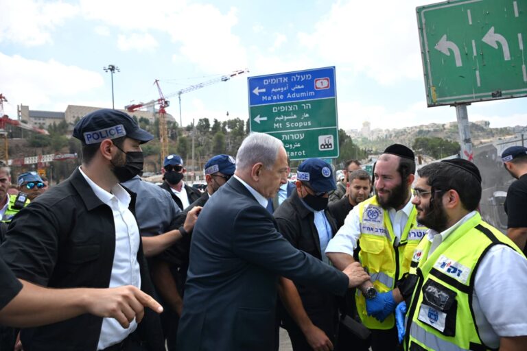 ראש הממשלה בנימין נתניהו בזירת הפיגוע בצומת רמות בירושלים (צילום: חיים צח/ לע"מ)