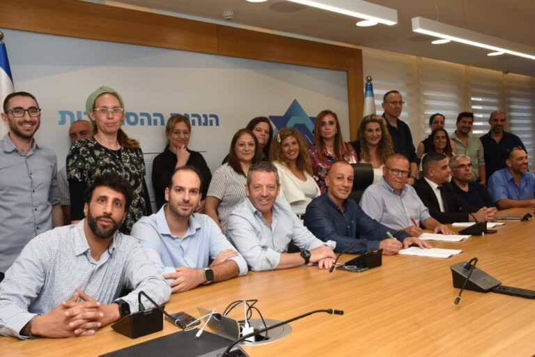 חתימת הסכם קיבוצי לעובדי הנהלת בתי המשפט (צילום: יסמין גיל / דוברות ההסתדרות)