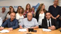 מנהל בתי המשפט השופט צחי עוזיאל (מימין), יו"ר ההסתדרות ארנון בר-דויד ויו"ר הסתדרות עובדי המדינה אופיר אלקלעי. בטקס חתימת הסכם שכר לעובדי הנהלת בתי המשפט (צילום: יסמין גיל / דוברות ההסתדרות)