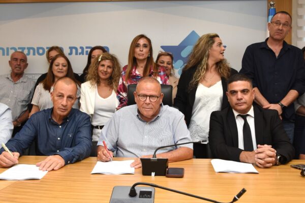 מנהל בתי המשפט השופט צחי עוזיאל (מימין), יו"ר ההסתדרות ארנון בר-דויד ויו"ר הסתדרות עובדי המדינה אופיר אלקלעי. בטקס חתימת הסכם שכר לעובדי הנהלת בתי המשפט (צילום: יסמין גיל / דוברות ההסתדרות)