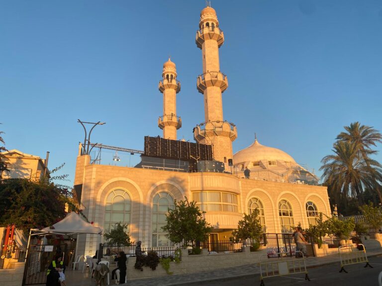 مسجد الجماعة الإسلامية الأحمدية في حي الكبابير، الذي تم فيه عقد المؤتمر (تصوير : ياعيل النتان)