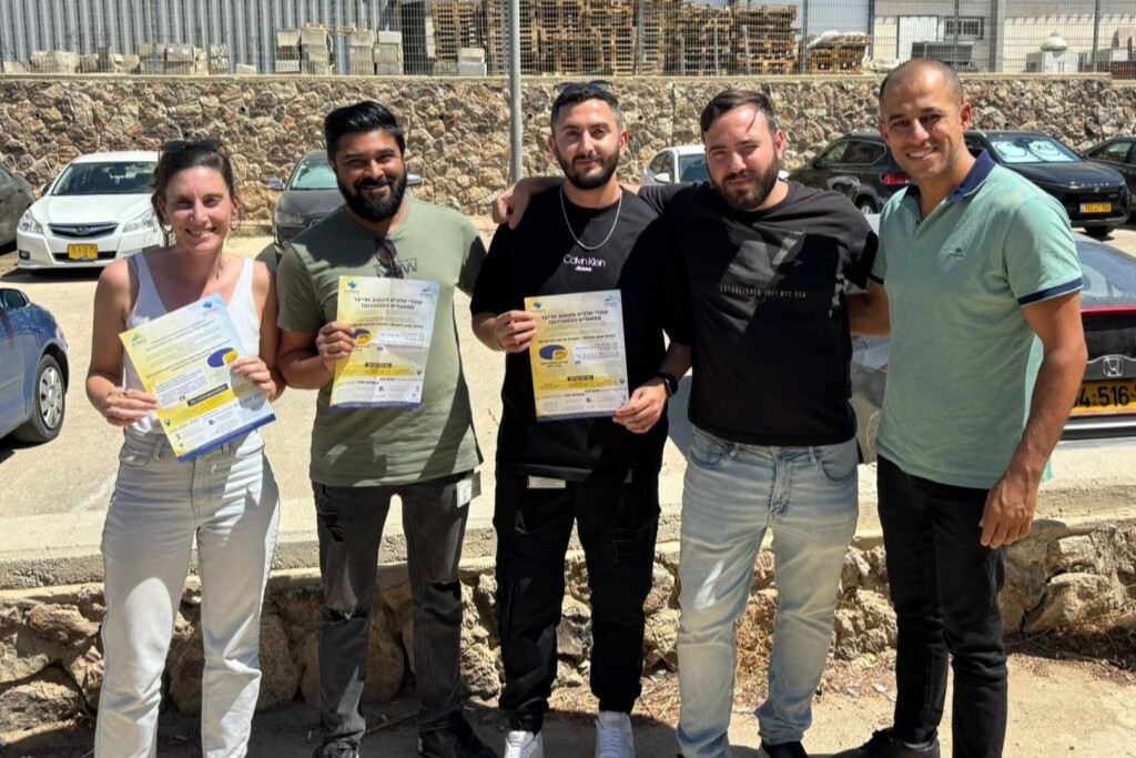 עובדי מפעל אלביט מערכות תקשוב וסייבר בערד מתאגדים בהסתדרות (צילום: דוברות ההסתדרות) עובדי מפעל אלביט מערכות תקשוב וסייבר בערד מתאגדים בהסתדרות (צילום: דוברות ההסתדרות)