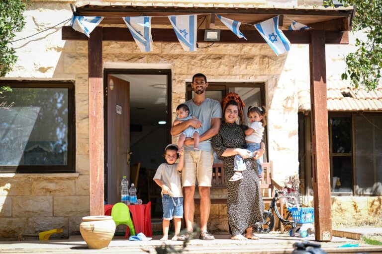 משפחת אדואר בזרעית. "זה מרגיש כמו שליחות. הדבר שנדרש לעשות" (צילום: דוד טברסקי)