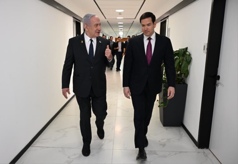 ראש הממשלה בנימין נתניהו ומזכיר המדינה של ארה"ב מרקו רוביו בדרכם להצהרה המשותפת (צילום: חיים צח/ לע"מ)