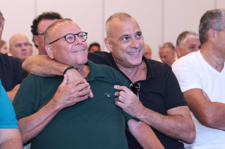 יו"ר ההסתדרות ארנון בר-דוד (משמאל) ושרון בן יצחק, יו"ר מועצת העובדים באל על, בכנס איגוד עובדי התחבורה בכפר גלעדי (צילום: דוברות ההסתדרות)
