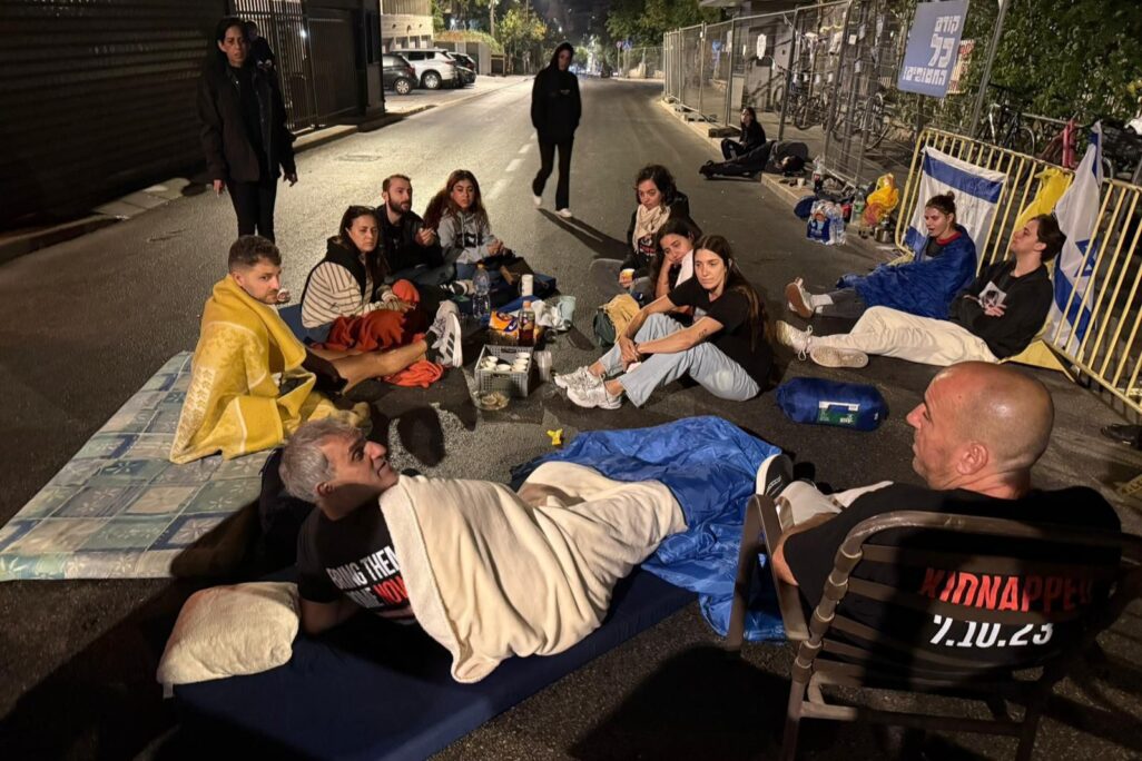 משפחות חטופים מול מעון רה"מ בירושלים (צילום: מטה המשפחות להחזרת החטופים) משפחות חטופים מול מעון רה"מ בירושלים (צילום: מטה המשפחות להחזרת החטופים)