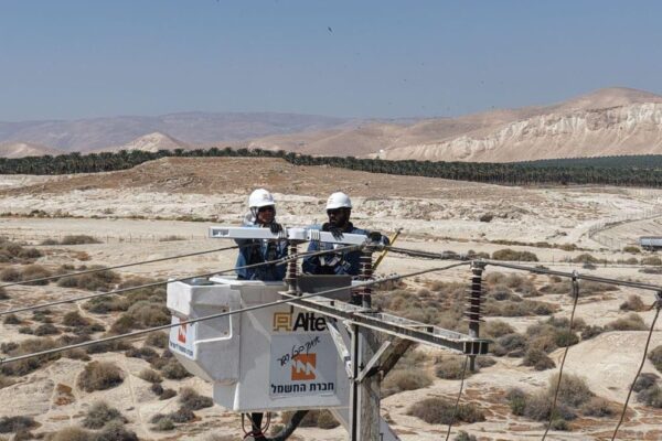 עובדי חברת החשמל ממגנים עמודי חשמל בבקעת הירדן עבור חסידות (צילום: יוסי וייס/חברת החשמל)
