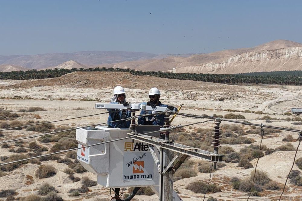 עובדי חברת החשמל ממגנים עמודי חשמל בבקעת הירדן עבור חסידות (צילום: יוסי וייס/חברת החשמל) עובדי חברת החשמל ממגנים עמודי חשמל בבקעת הירדן עבור חסידות (צילום: יוסי וייס/חברת החשמל)