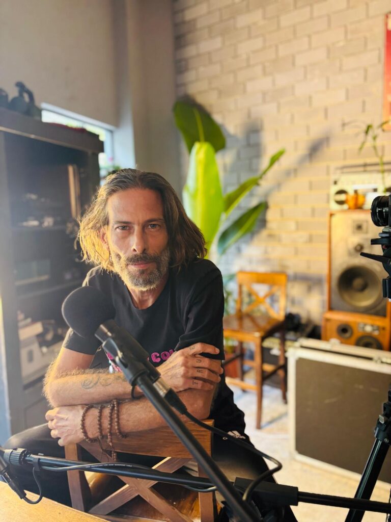 דין בראון בחלל החדש, שיש בו גם חנות גם תקליטים. "האחריות שלך והחיים שלך באים לידי ביטוי בבחירה החופשית שלך מה פאקינג לשמוע" (צילום: מיה ולנטיין)