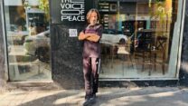 דין בראון ליד "קול השלום", המקום החדש שהוא מקים. "כל דור חושב שהוא הדור של המלחמה האחרונה, אבל מה צריך לעשות כדי להיות הדור של השלום האחרון?" (צילום: מיה ולנטיין)
