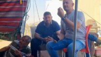 יורם חליווה, יועץ למפקד מחוז דרום במשטרה, בפגישה עם תושבי השכונה (צילום: המועצה לכפרים לא-מוכרים)