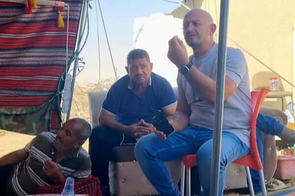 יורם חליווה, יועץ למפקד מחוז דרום במשטרה, בפגישה עם תושבי השכונה (צילום: המועצה לכפרים לא-מוכרים)