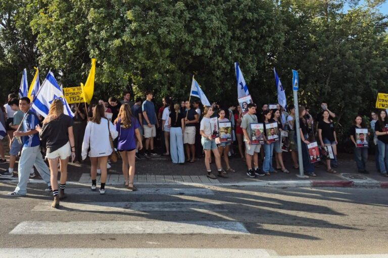 תלמידי אורט גרינברג בקרית טבעון במחאה להשבת החטופים (צילום: אלבום פרטי)