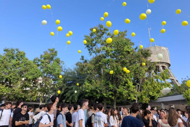 תלמידי תיכון רוטברג ברמת השרון מפריחים בלונים במחאה להשבת החטופים (צילום: אלבום פרטי)