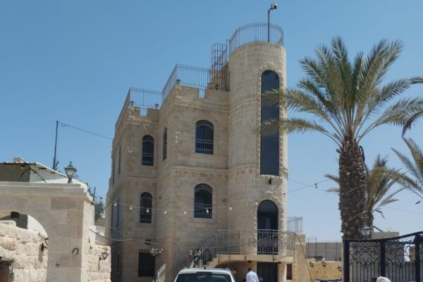 אחד מהבתים בשכונת אום טובא שתושביו קיבלו צו פינוי והריסה (צילום: יניב שרון)