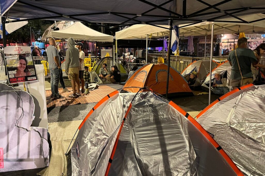 מאהל משפחות החטופים מחוץ למעון ראש הממשלה בירושלים (צילום: מטה המשפחות) מאהל משפחות החטופים מחוץ למעון ראש הממשלה בירושלים (צילום: מטה המשפחות)