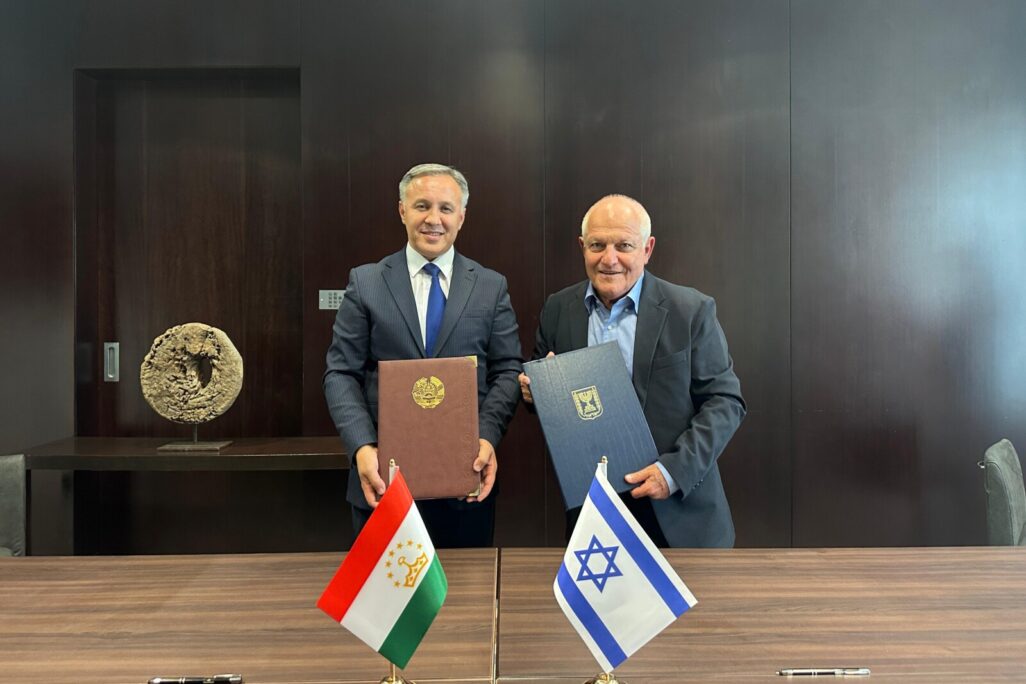 שר התיירות חיים כץ בטג'יקיסטן עם מקבילו, ג'ומחונזודה ג'משד ג'ורחון (צילום: משרד התיירות) שר התיירות חיים כץ בטג'יקיסטן עם מקבילו, ג'ומחונזודה ג'משד ג'ורחון (צילום: משרד התיירות)