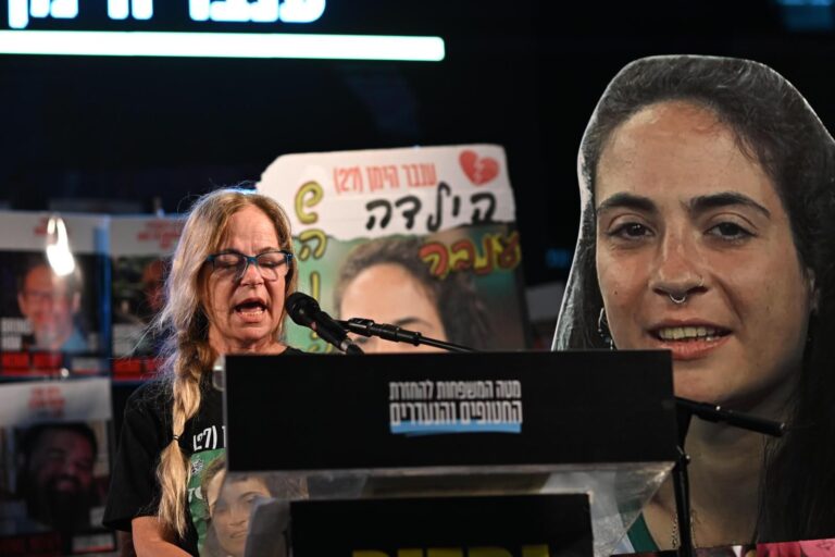 חנה כהן, דודתה של ענבר היימן, בעצרת בכיכר החטופים (צילום: ליאור רוטשטיין)
