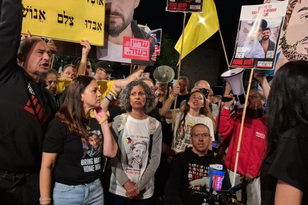 ויקי כהן (שלישית משמאל) עם בני משפחות חטופים במאהל המחאה מול בית ראש הממשלה ברחוב עזה (צילום: אדר אייל) ויקי כהן (שלישית משמאל) עם בני משפחות חטופים במאהל המחאה מול בית ראש הממשלה ברחוב עזה (צילום: אדר אייל)