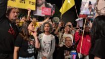 ויקי כהן (שלישית משמאל) עם בני משפחות חטופים במאהל המחאה מול בית ראש הממשלה ברחוב עזה (צילום: אדר אייל)