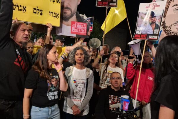 ויקי כהן (שלישית משמאל) עם בני משפחות חטופים במאהל המחאה מול בית ראש הממשלה ברחוב עזה (צילום: אדר אייל)