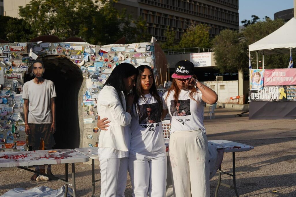 אילנה גריצווסקי (מימין), נטלי צנגאוקר ועינב צנגאוקר במיצג 'חג בלי מתן' בכיכר החטופים (צילום: דנה רעני)