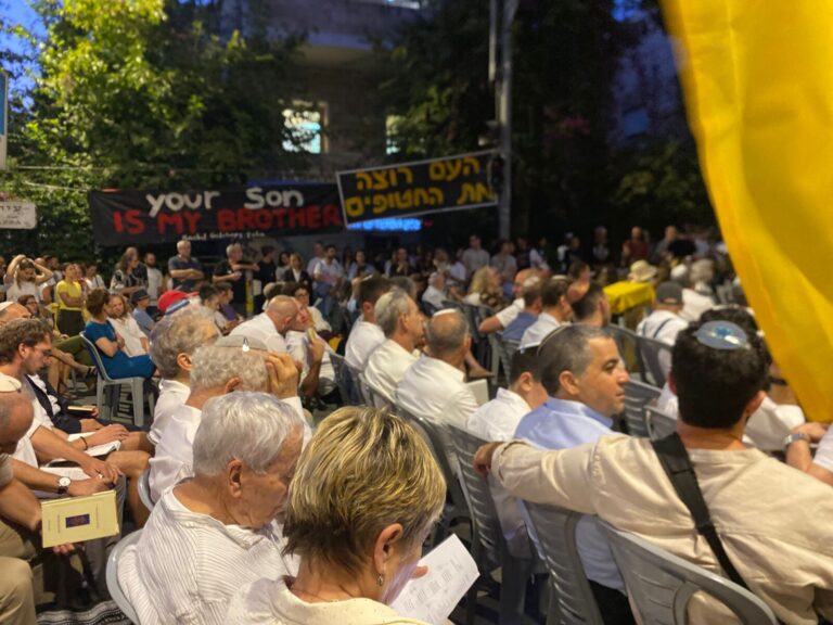 בני משפחות החטופים ותומכים מציינים את ערב ראש השנה במאהל החטופים מול בית ראש הממשלה בירושלים (צילום: יהל פרג')