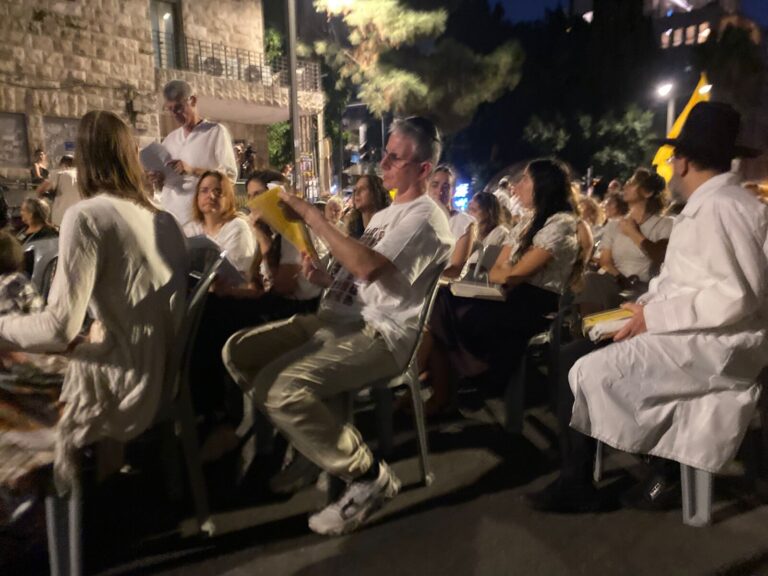 משפחת בן עמי באירוע ראש השנה של המטה להשבת החטופים במאהל מול בית ראש הממשלה בירושלים (צילום: יהל פרג')