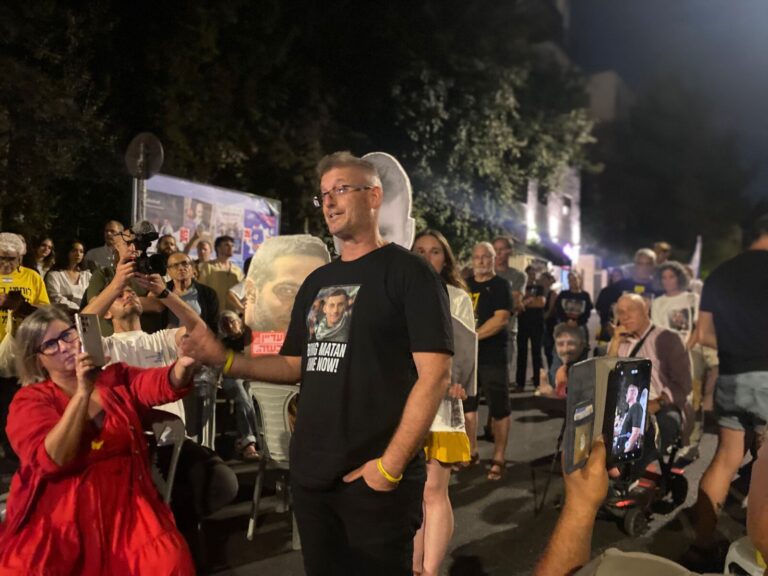 חגי אנגרסט, שבנו מתן נחטף ב-7 באוקטובר במאהל משפחות החטופים סמוך לבית ראש הממשלה בירושלים (צילום: יהל פרג')