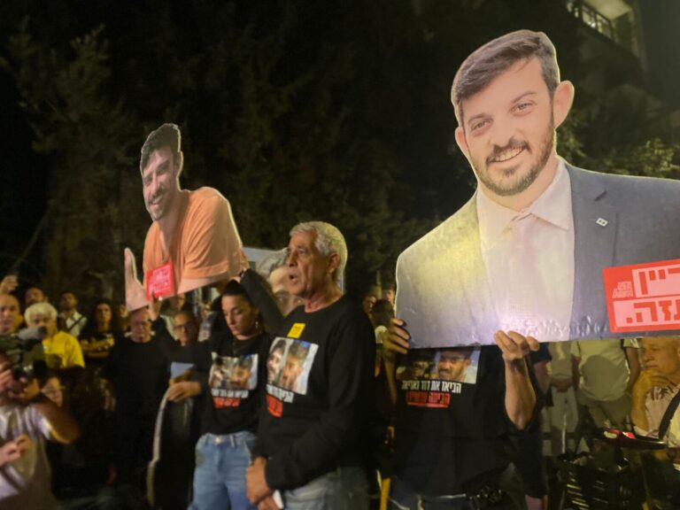 יחי יהוד ליד יעל אשתו ובתו ארבל פדויית השבי (צילום: יהל פרג')