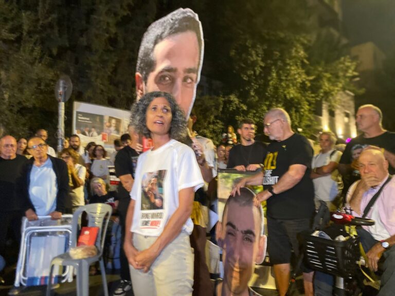 ויקי כהן, אמו של נמרוד החטוף בעזה, באירוע "אין חג" סמוך לבית ראש הממשלה בירושלים בקריאה להשבת החטופים (צילום: יהל פרג')