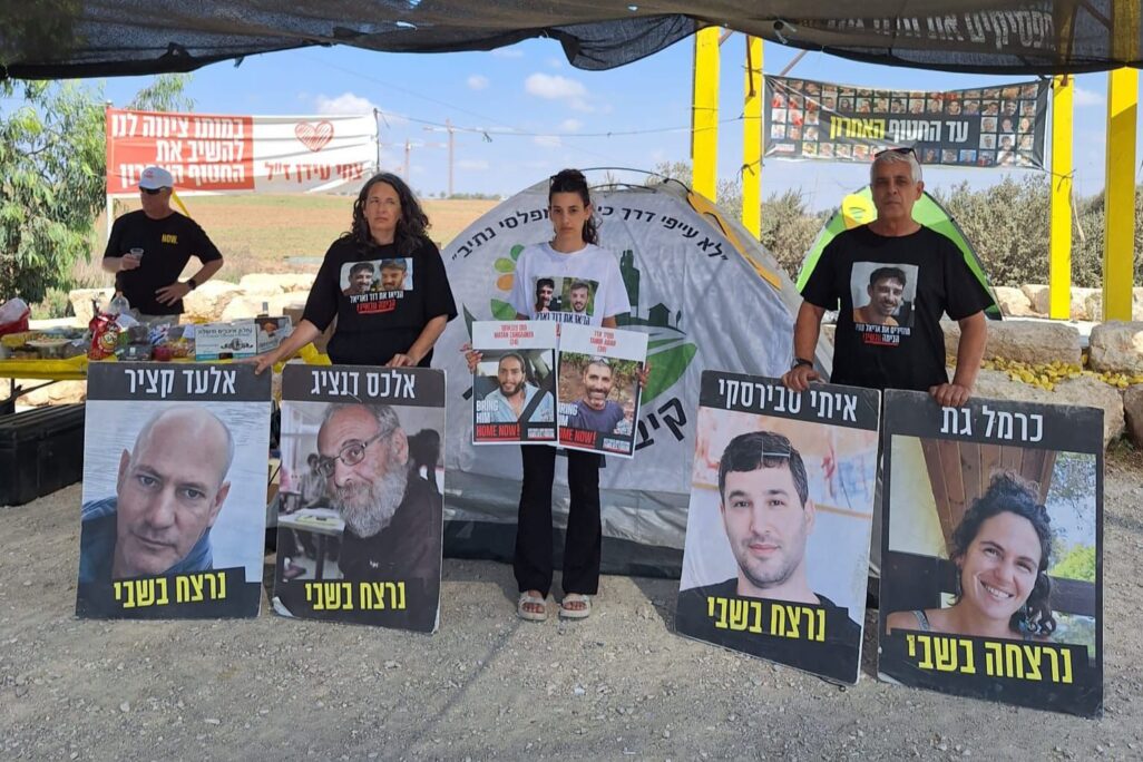 שורדת השבי ארבל יהוד במאהל בצומת הקשתות במחאה לשחרור החטופים (צילום: נועה כרמון)
