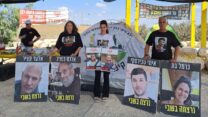 שורדת השבי ארבל יהוד במאהל בצומת הקשתות במחאה לשחרור החטופים (צילום: נועה כרמון)