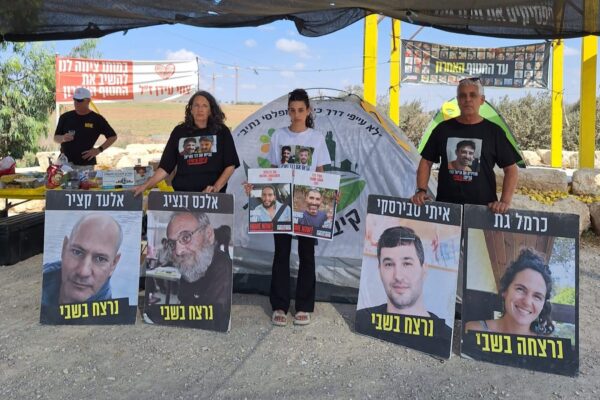 שורדת השבי ארבל יהוד במאהל בצומת הקשתות במחאה לשחרור החטופים (צילום: נועה כרמון)