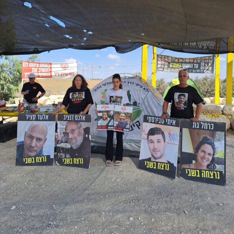 שורדת השבי ארבל יהוד במאהל בצומת הקשתות במחאה לשחרור החטופים (צילום: נועה כרמון)