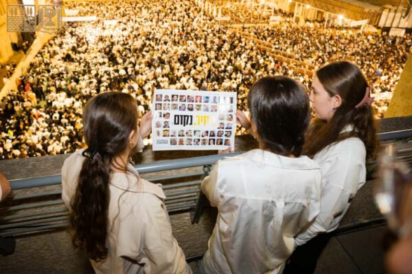 התצפיתניות שורדות השבי אגם ברגר, נעמה לוי וקרינה ארייב במעמד הסליחות בכותל המערבי (צילום: הקרן למורשת הכותל המערבי)