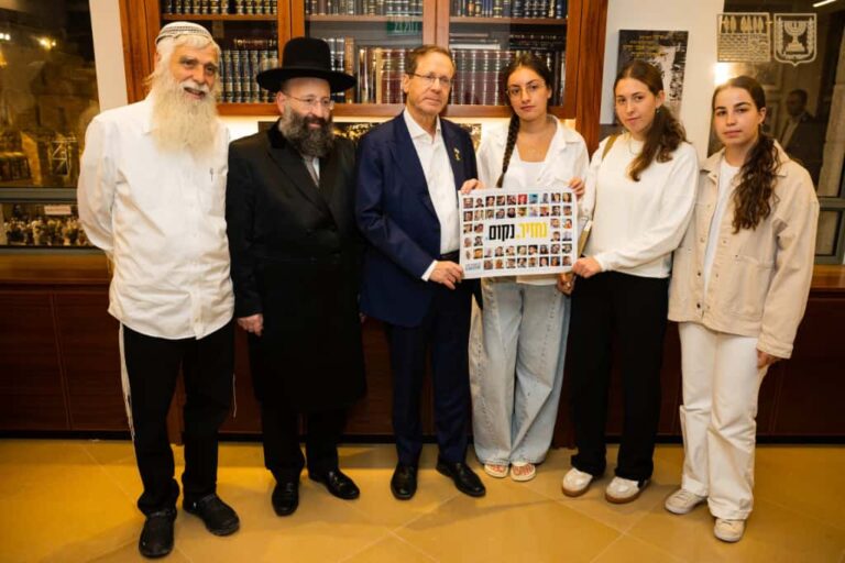 הנשיא הרצוג (שלישי משמאל) עם רב הכותל והמקומות הקדושים הרב שמואל רבינוביץ' והתצפיתניות אגם ברגר, נעמה לוי וקרינה ארייב (צילום: הקרן למורשת הכותל המערבי)